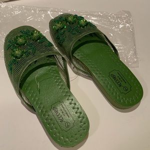 WOMEN’S ACCORD BEADED SLIDES.